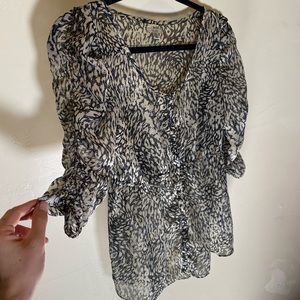 Puffed shoulder patterned blouse